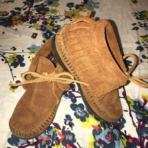 Minnetonka toddler brown suede tie booties 9